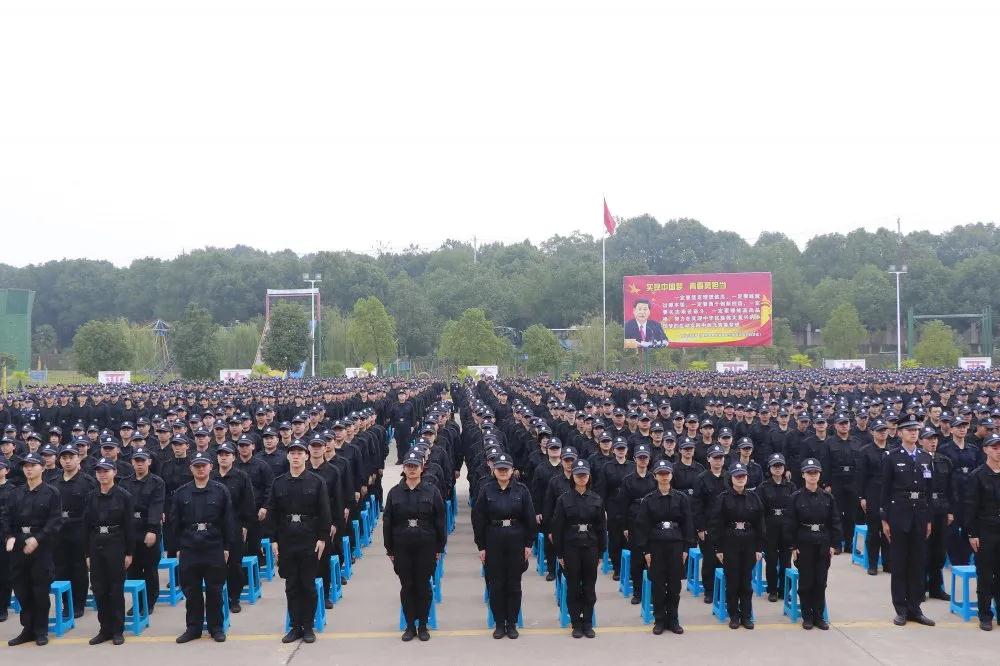 本科警校好像不招初中毕业生初中毕业生,你可考虑外省的警官学院中专