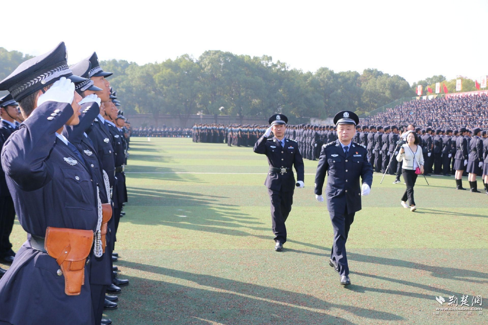 不负韶华武汉警官职业学院举行阅警式