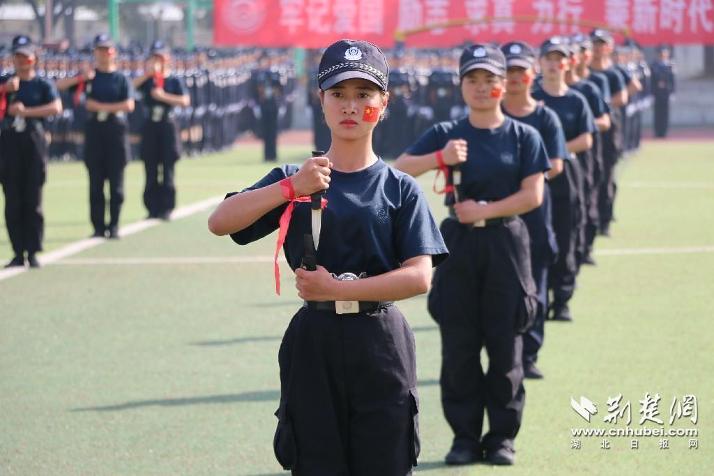 不负韶华武汉警官职业学院举行阅警式