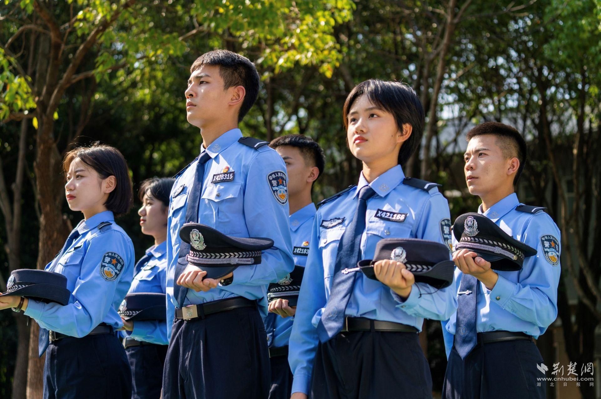 南京:少年警校汇报演出 百名“警察”帅气亮相_新浪新闻