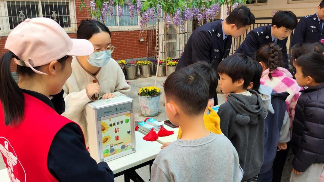 图为:江岸区司法局法律援助中心“葵花姐姐”未成年人法律援助工作室设立的“葵花姐姐”信箱