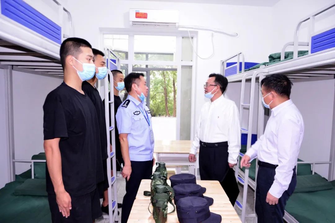 龚举文带队到武汉警官职业学院开展教师节走访慰问活动